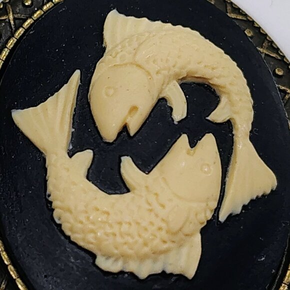 Vtg & MOD Double Fish Cameo Pendant Antique Gold Tone Black Lucite Pisces Zodiac - Picture 3 of 7